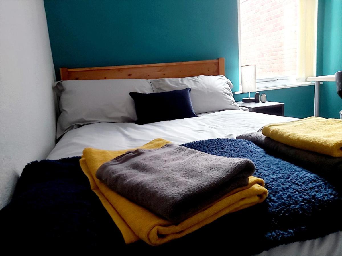 Comfy 4 Bed Home Away From Home コヴェントリー エクステリア 写真